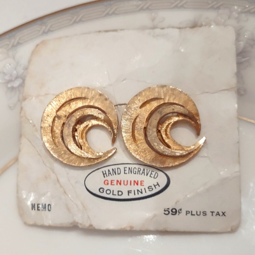 Vtg 30s 40s NEMO Screw Back Earrings Original Card Gold Finish Hand Engraved NWT